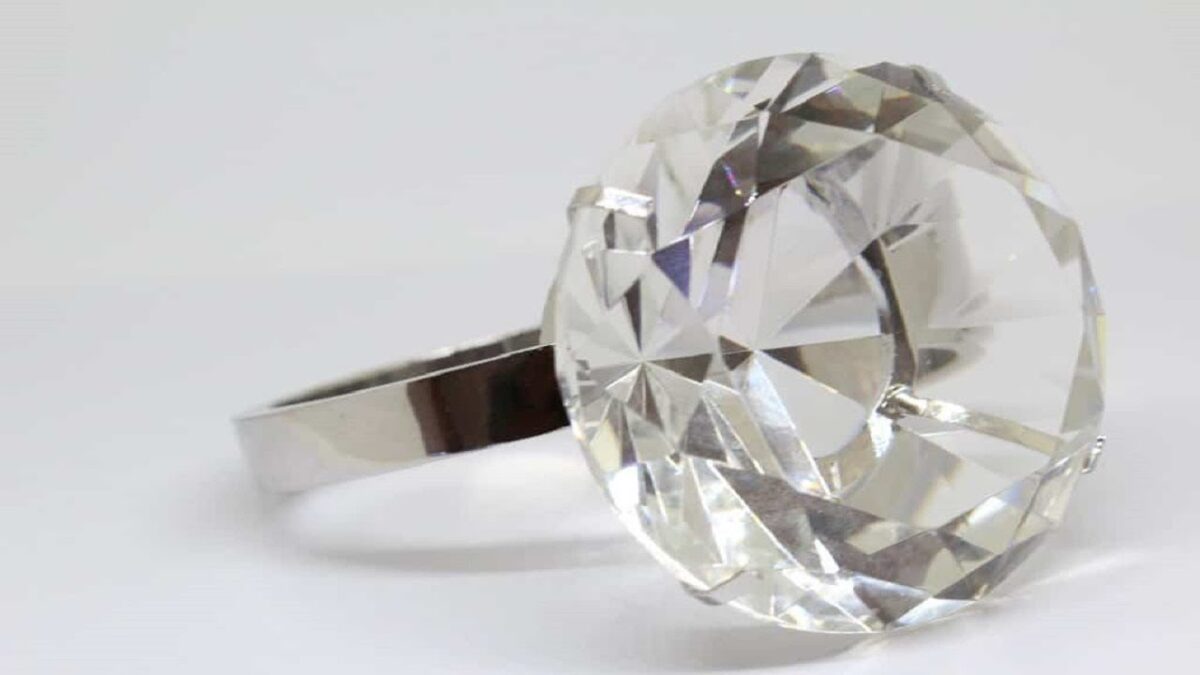 Woman Bought $13 Diamond Ring At Flea Market That Sold For Over $800K At Auction
